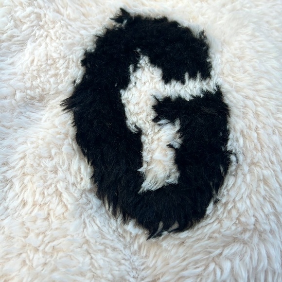 GUESS Teddy Jacket with faux fur. Excellent condition! PTP stretches to 24’ - Picture 4 of 13